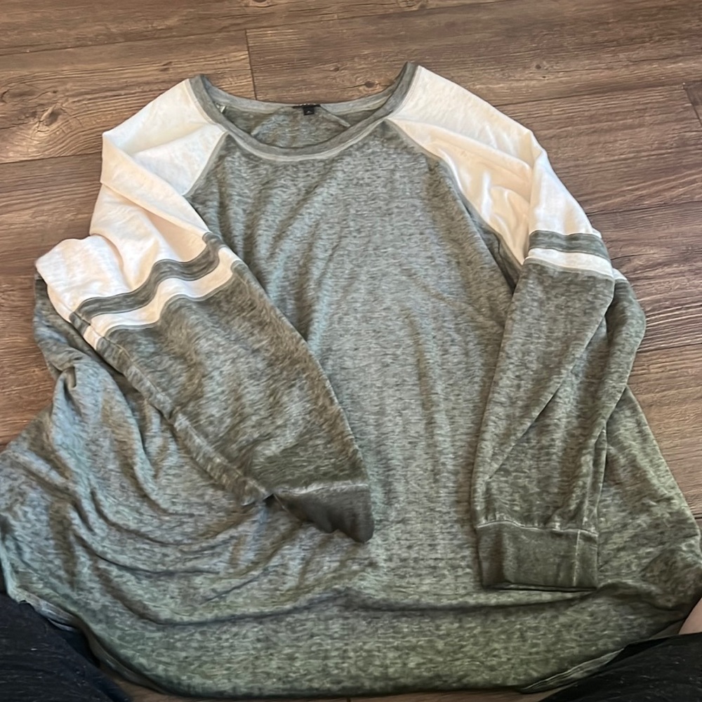 In great condition light weight sweatshirt green and cream